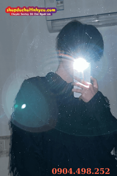 Trai lạnh lùng che mặt