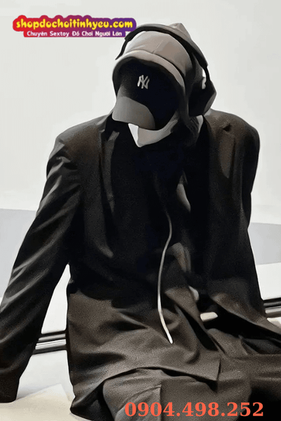 Boy đeo kính che mặt