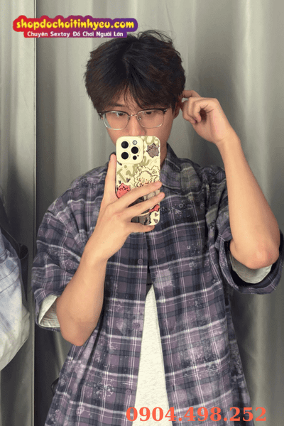 Ảnh chụp trước gương che mặt nam