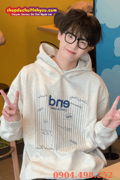 Nụ cười trai Trung tỏa nắng