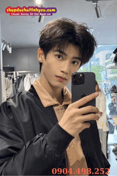 Nam thần đeo kính