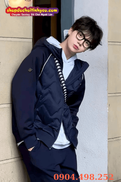 Boy Trung đẹp pose lạnh lùng