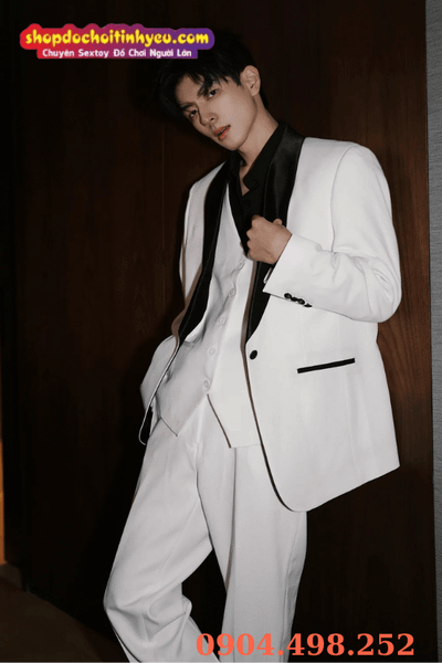 Trai Trung đẹp yêu mèo