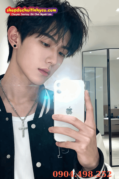 Trai Trung đẹp góc nghiêng