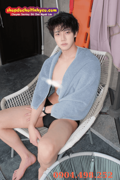 Trai Trung đẹp trầm tư