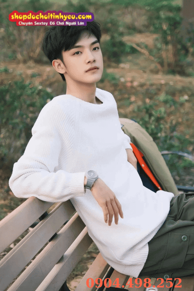 Trai Trung cười duyên