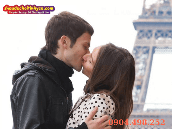 Cơ chế sinh lý học khi con trai hôn bạn gái