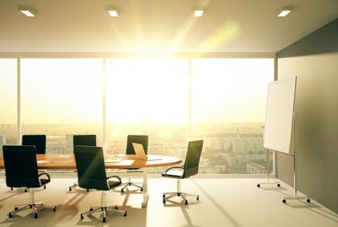 Kem dưỡng ban ngày cho dân văn phòng: chống nắng nhẹ, da không xỉn màu