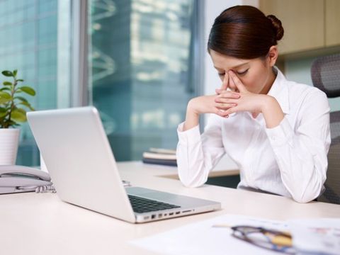 Làm việc máy tính nhiều giờ – da dễ bị khô & mỏi cổ vai gáy