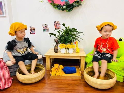 Khoảnh khắc thư giãn cùng cả nhà: ngâm chân thảo dược