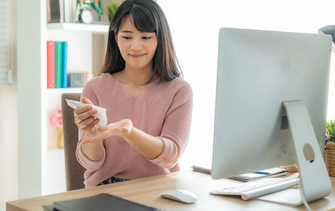 Kem dưỡng ban ngày cho dân văn phòng: chống nắng nhẹ, da không xỉn màu