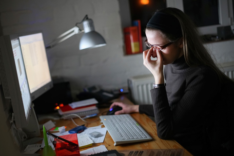 Lịch làm việc muộn khiến da không đều màu? Đây là cách chăm để da vẫn sáng khỏe khi phải thức khuya thường xuyên