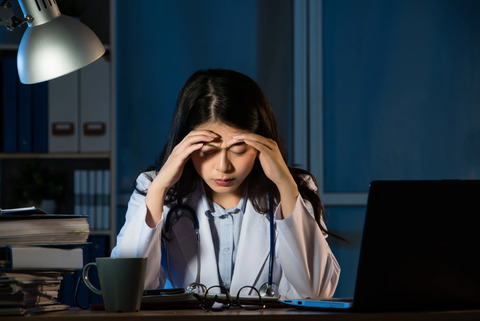 Ngủ muộn, stress làm da xỉn màu – giải pháp phục hồi qua đêm