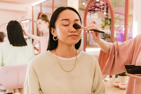 Tiệc tất niên – event dày đặc: cách giữ lớp makeup đẹp mà không khiến da “nghẹt thở”