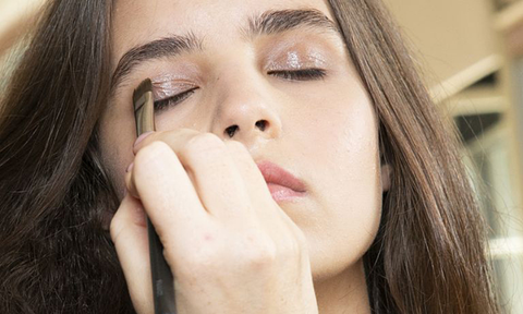 Makeup liên tục mùa lễ hội: vì sao da dễ nổi mụn và trở nên nhạy cảm?