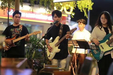 Live Music Weekend at DMZ Bar