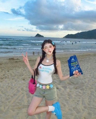 4 OUTFIT TRẮNG CÙNG NÀNG TỎA SÁNG DỊU DÀNG BÊN BỜ BIỂN