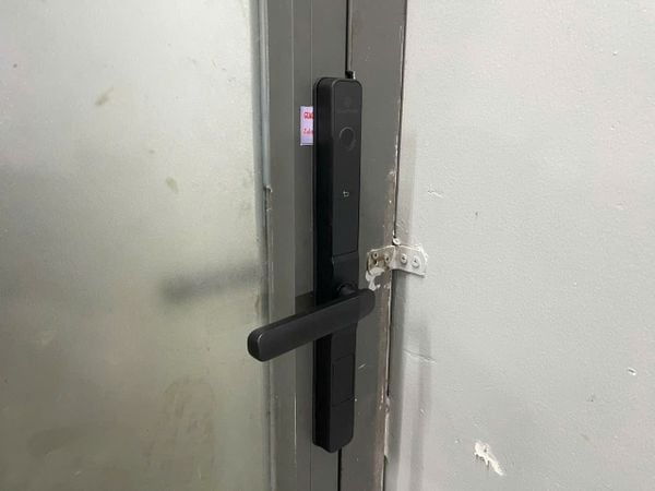 Lắp đặt khóa vân tay cửa nhôm HPS-3376 (TTLock) cho chị Hà quận Gò Vấp
