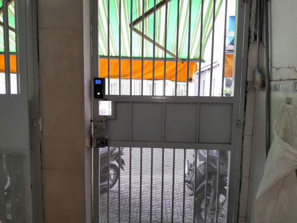 Lắp đặt khóa cổng vân tay cho khu căn hộ dịch vụ của chị Hương Bình Thạnh