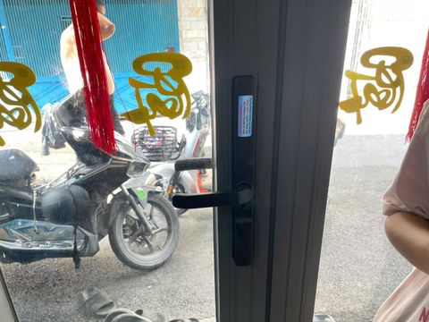 Lắp Khóa Vân Tay Cửa Nhôm Xingfa Homeprosec HPS-3371: Giải Pháp An Ninh Cho Nhà Đông Người