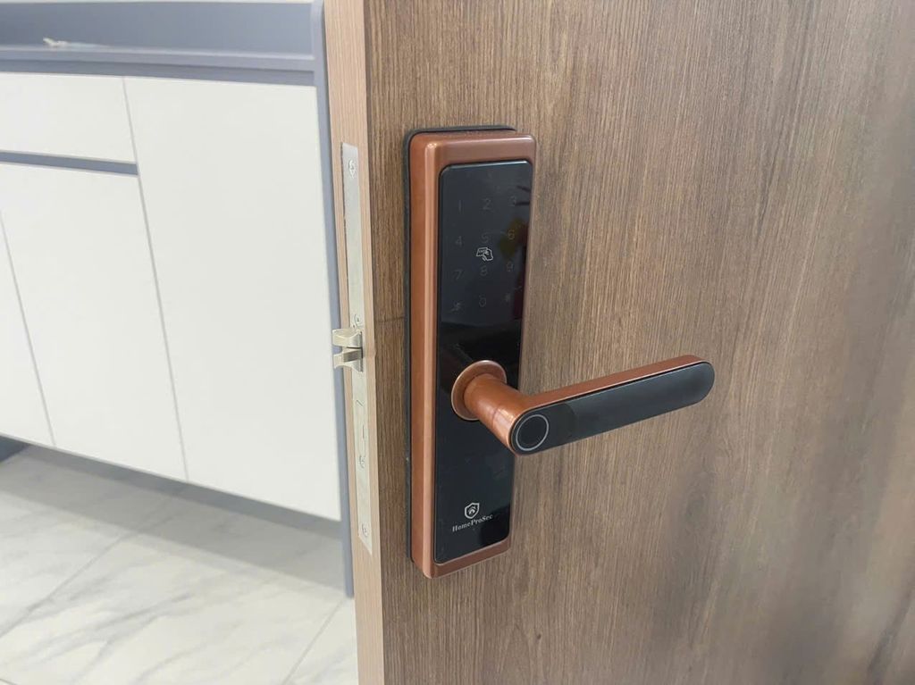 Lắp khóa vân tay cửa gỗ HPS-F1 (AZ) tại chung cư quận 8 cho chú Quang