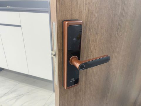 Lắp khóa vân tay cửa gỗ HPS-F1 (AZ) tại chung cư quận 8 cho chú Quang