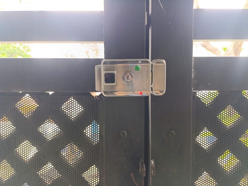 Lắp khóa cổng vân tay cho khu nhà trọ 30 phòng bác Tám phường Tân Hưng