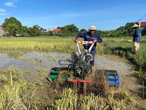 MÁY XỚI ĐẤT CHẠY DẦU KA190 LẮP LỒNG CHỐNG LẦY