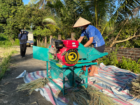 MÁY TUỐT LÚA MINI TL03 CÓ VÒI PHUN THÓC RA BAO