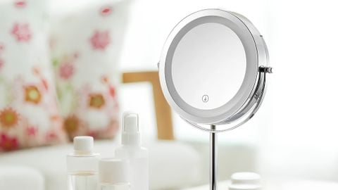 Tư Vấn Chọn Đèn Và Gương LED Trang Điểm Để Bàn Chuẩn Ánh Sáng Chuyên Nghiệp