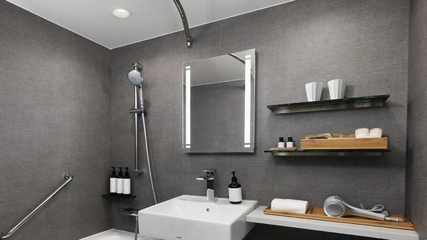 Công Nghệ Gương Đèn LED Chống Mờ Sương Và Chống Nước IP44 MotoM 2026