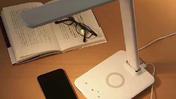Đèn Bàn LED Tích Hợp Sạc Không Dây Qi: Công Nghệ Chiếu Sáng Thông Minh Cho Góc Làm Việc