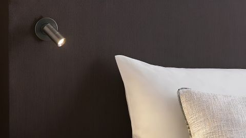 Nên Dùng Đèn Vàng Hay Trắng Để Đọc Sách? Top 5 Đèn Đọc Sách Đầu Giường Chuẩn Khách Sạn Nhật