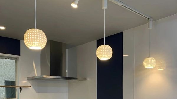 Tuyệt Chiêu Chọn Đèn Thả Gốm Sứ MotoM Trang Trí Quầy Bar Và Bàn Ăn Phong Cách Japandi