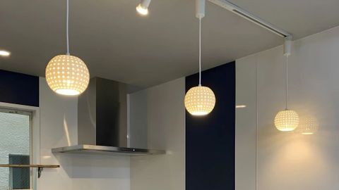 Tuyệt Chiêu Chọn Đèn Thả Gốm Sứ MotoM Trang Trí Quầy Bar Và Bàn Ăn Phong Cách Japandi