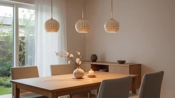 Xu Hướng Bố Trí Đèn Thả Trần Gốm Sứ Tạo Điểm Nhấn Tinh Tế Cho Bàn Ăn & Quầy Bar
