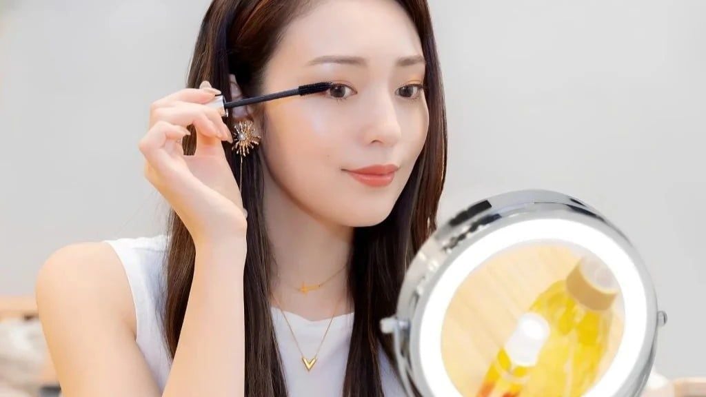 Gương LED Trang Điểm Phóng Đại X3 Motom Chuẩn Nhật Bản: BÍ Quyết Skincare & Makeup Hoàn Hảo