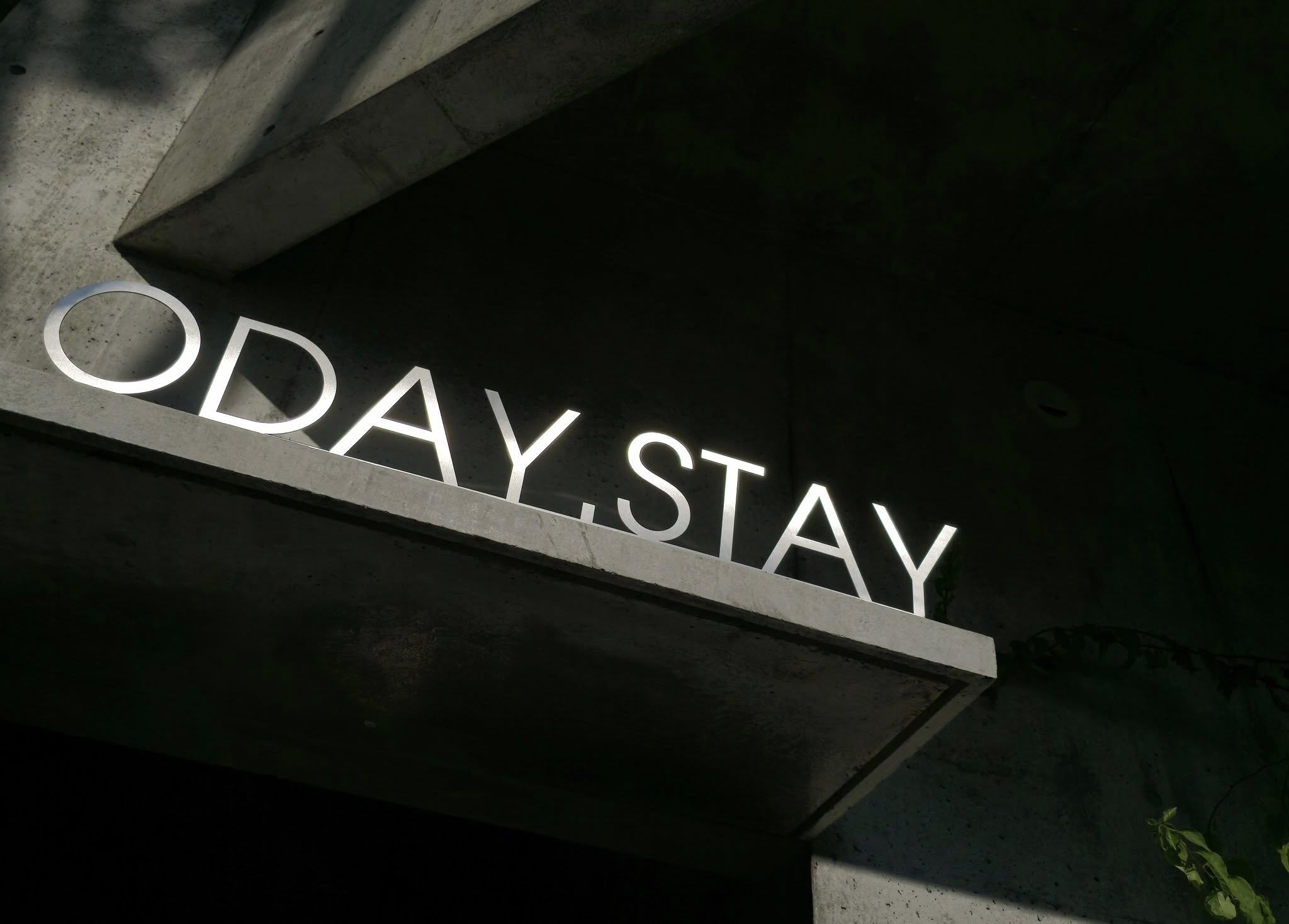 Góc giường ngủ trang bị đèn đọc sách âm vách MotoM tại ODAY STAY HOTEL DANANG