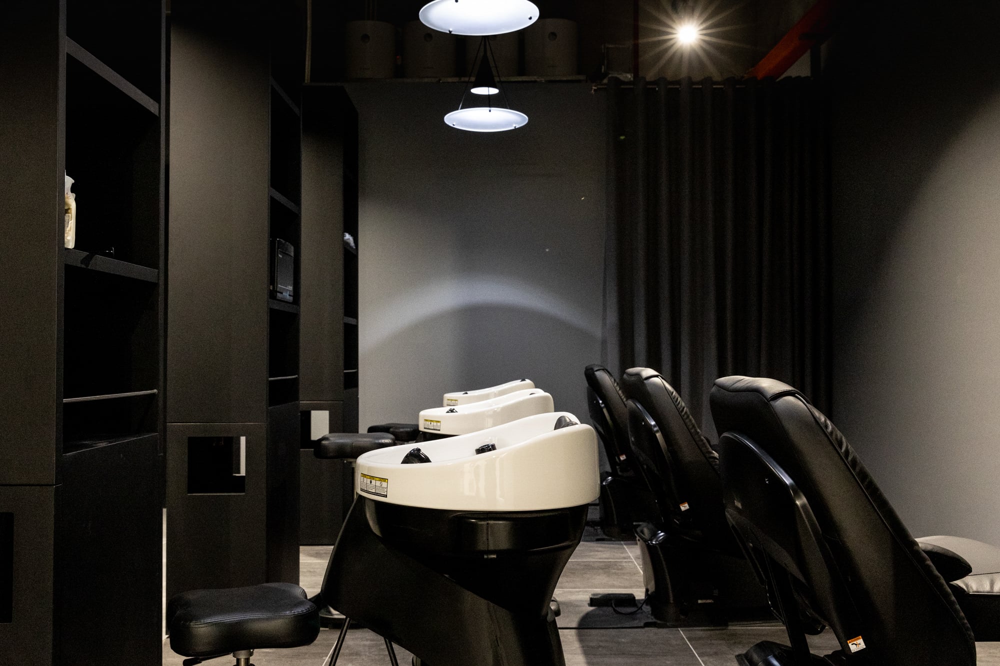 Chi tiết góc không gian thư giãn lịch lãm tại Thao Dien Barbershop