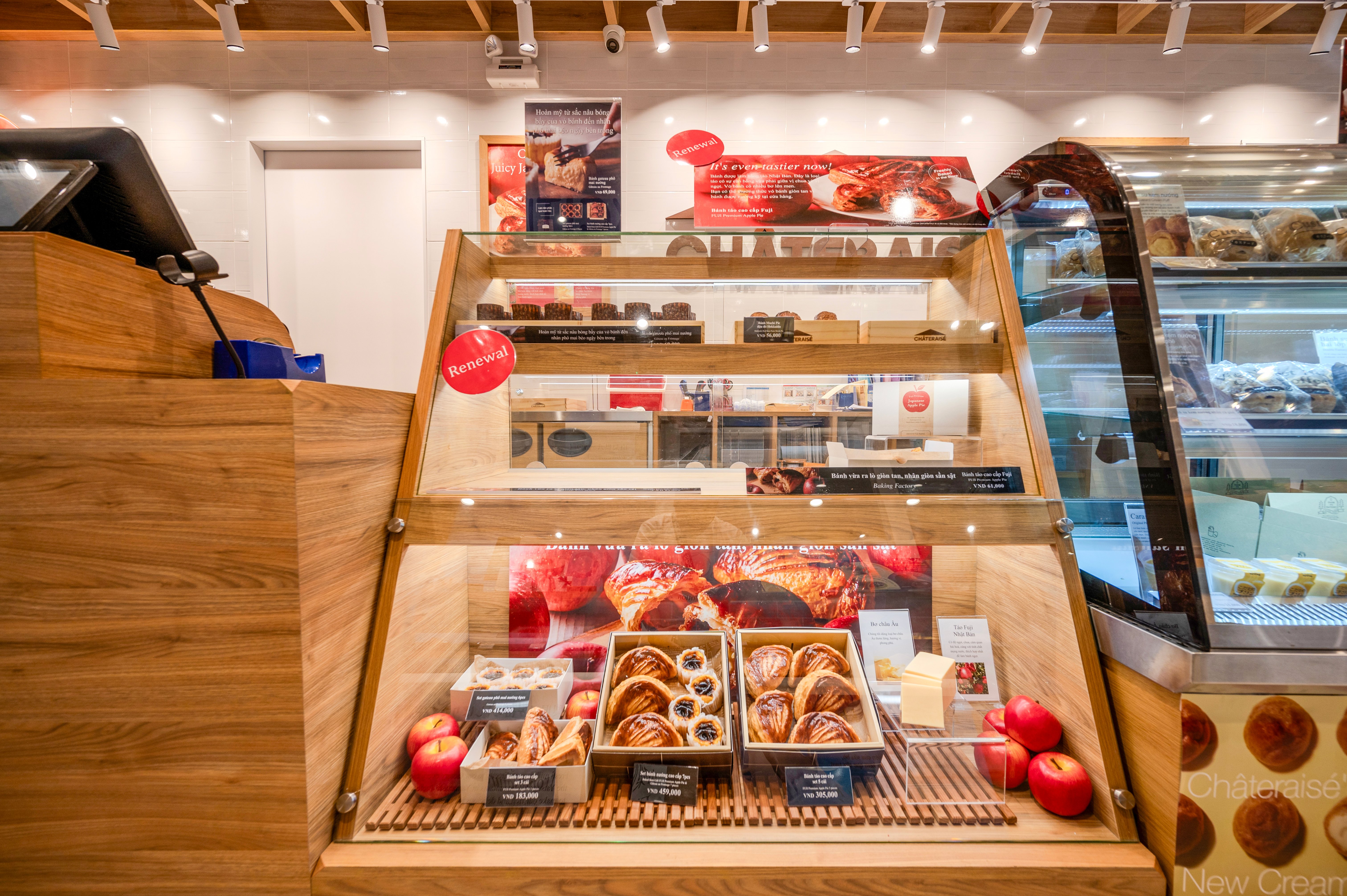 Góc nhìn ấn tượng từ bên ngoài gian hàng Chateraise Crescent Mall
