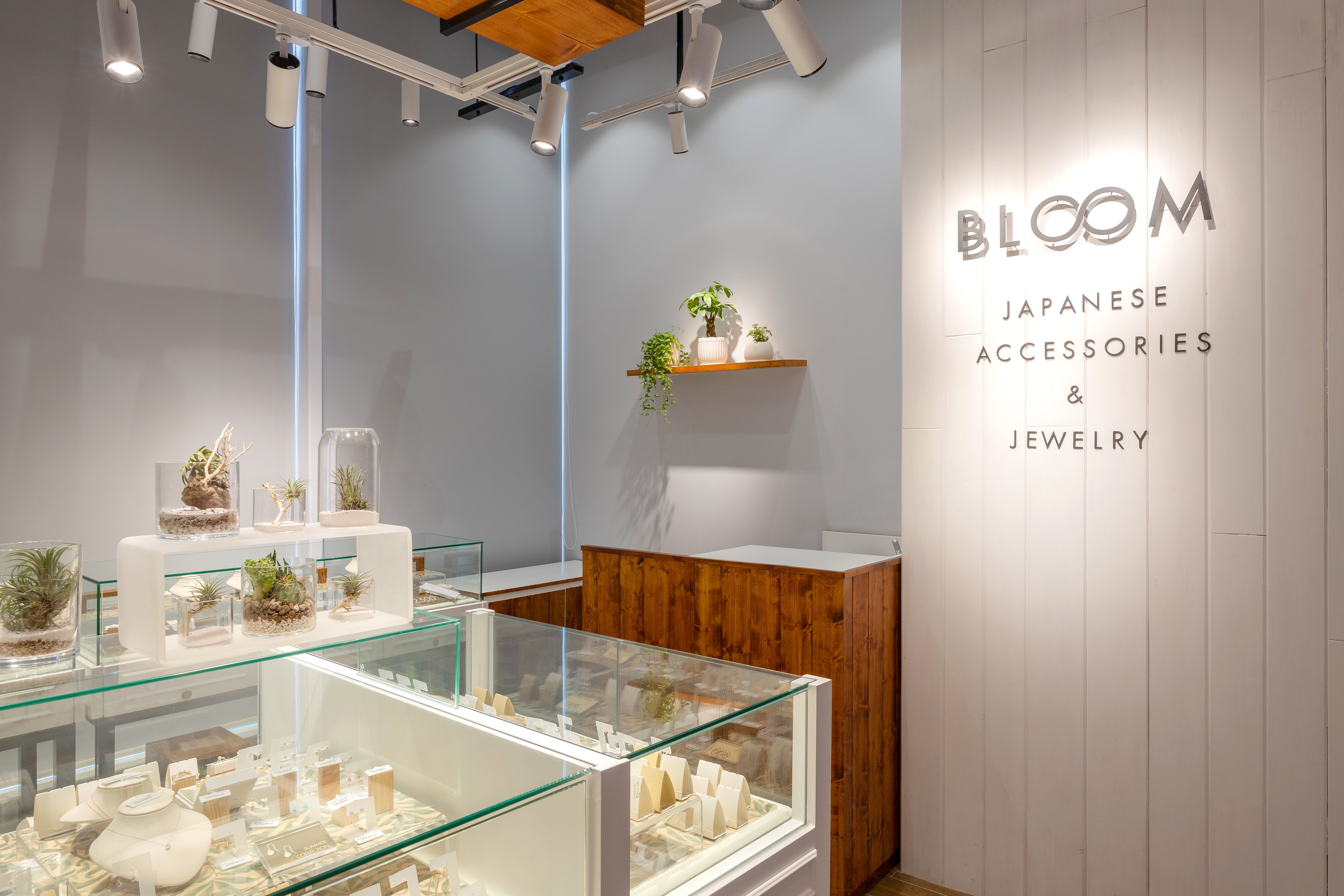 Cận cảnh tủ trưng bày trang sức BLOOM dưới ánh sáng chuẩn màu Ra90 MotoM