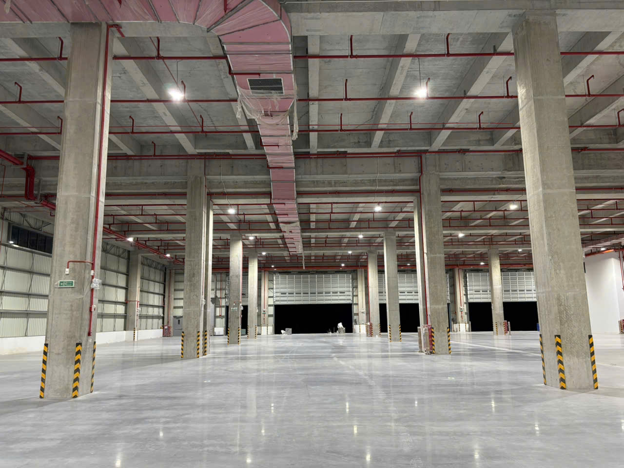 Khu vực phòng trang điểm và vệ sinh văn phòng BW Industrial
