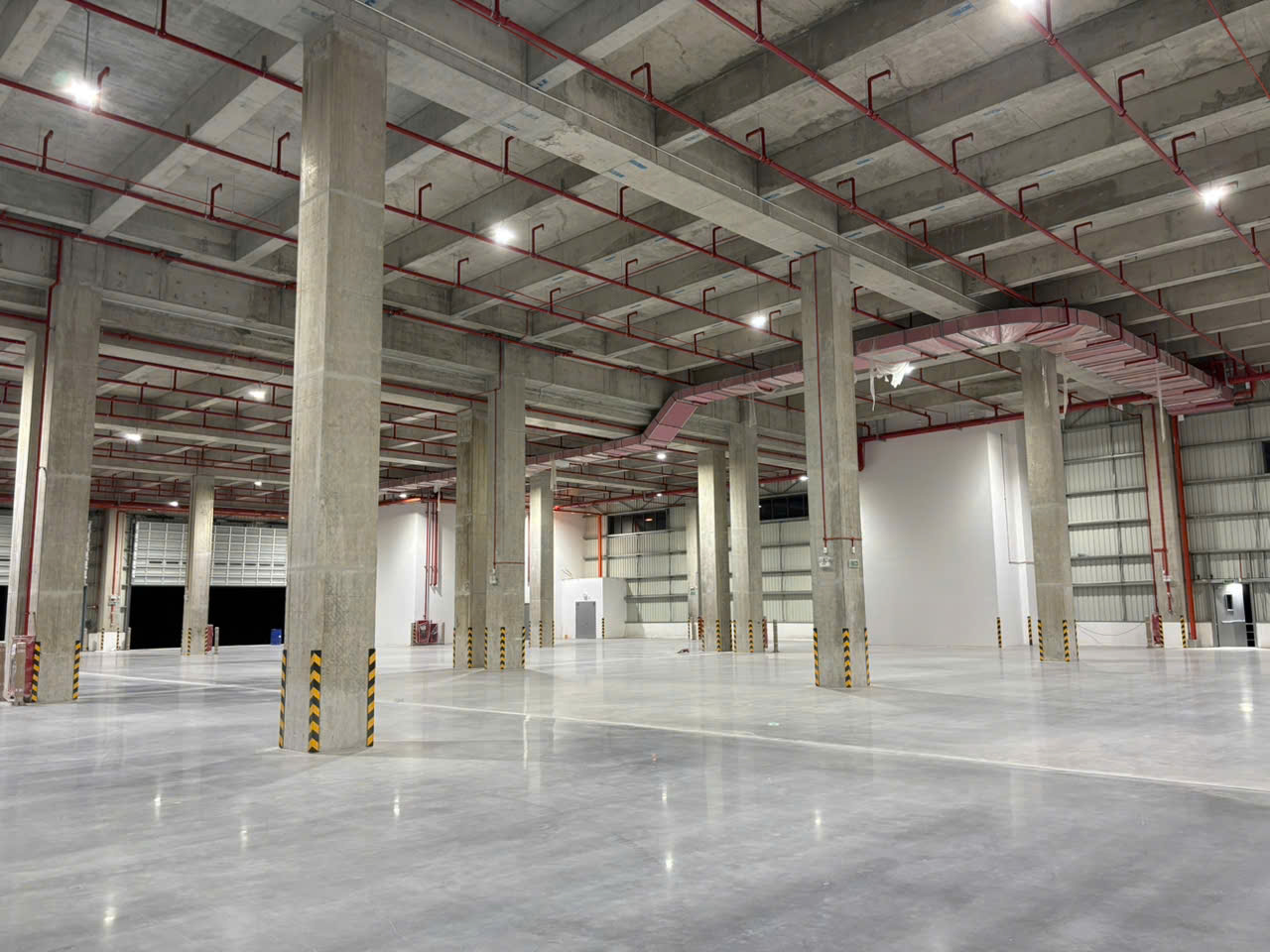 Góc thư giãn pantry với thiết kế chiếu sáng tinh tế cho nhân viên BW Industrial