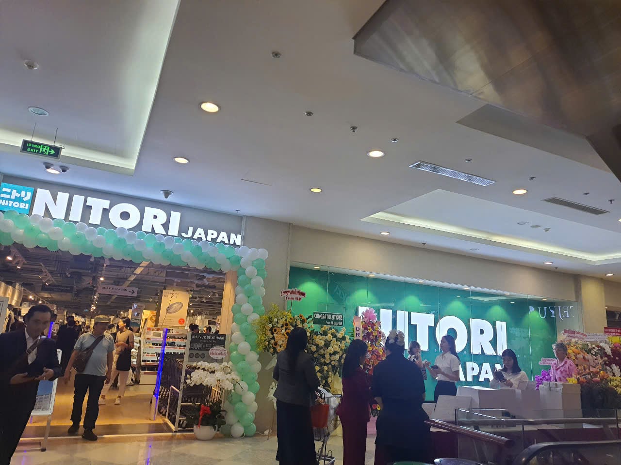 Khu vực kệ hàng trang trí và phụ kiện gia đình NITORI JAPAN