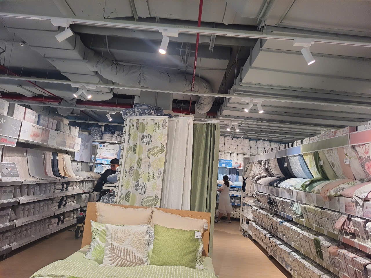 Chi tiết bố trí ánh sáng góc trải nghiệm chăn ga gối đệm NITORI JAPAN