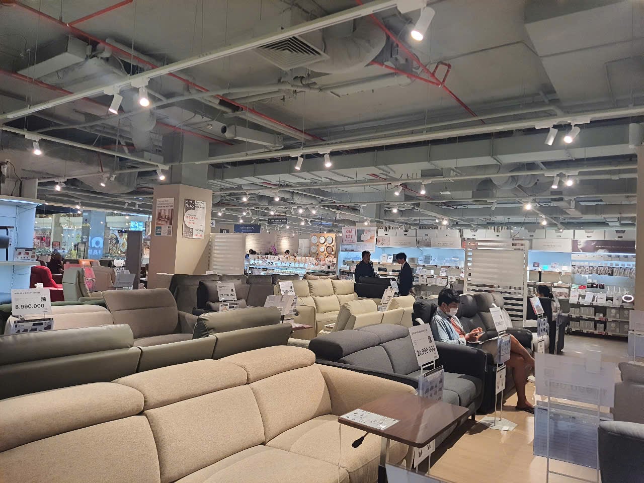 Thiết kế ánh sáng tổng thể hài hòa tại cửa hàng NITORI JAPAN