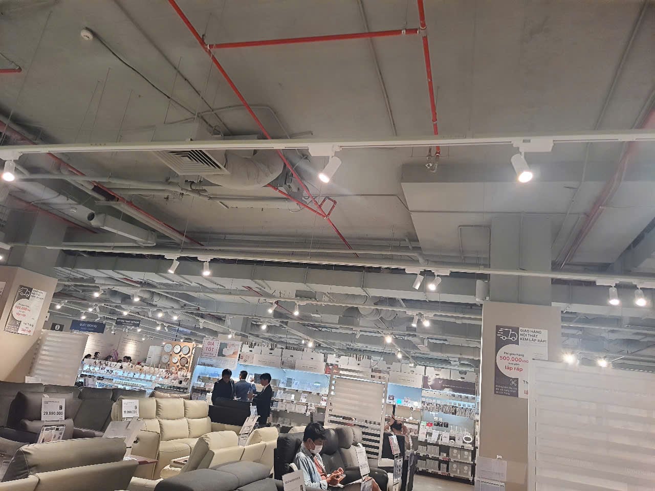 Toàn cảnh không gian trưng bày nội thất NITORI JAPAN sử dụng đèn chiếu sáng MotoM