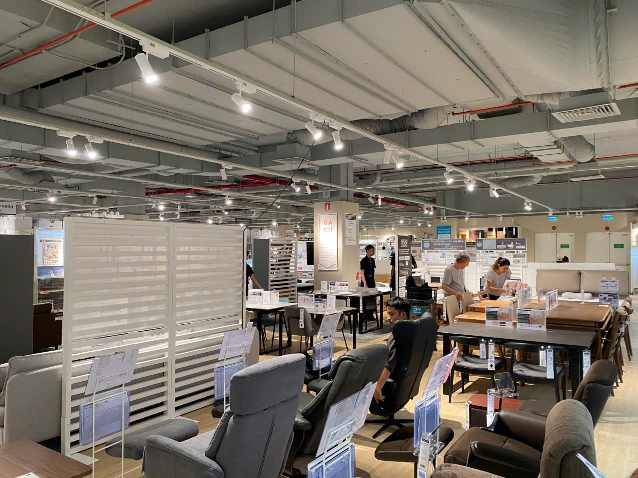 Khu vực trưng bày bàn ghế và sofa NITORI JAPAN được chiếu sáng điểm ấn tượng