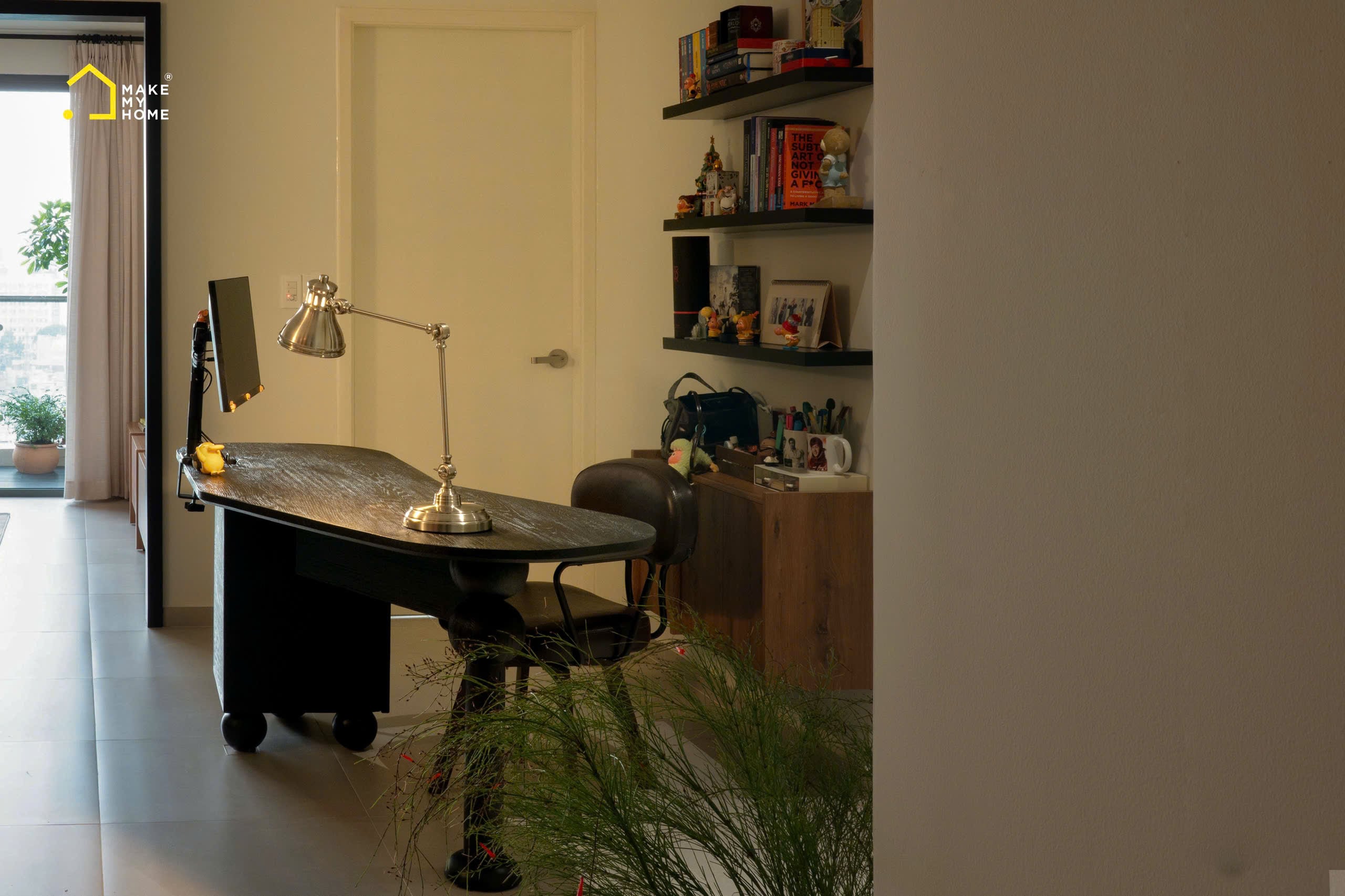 Góc bài trí sản phẩm nội thất Make My Home nổi bật nhờ nguồn sáng MotoM