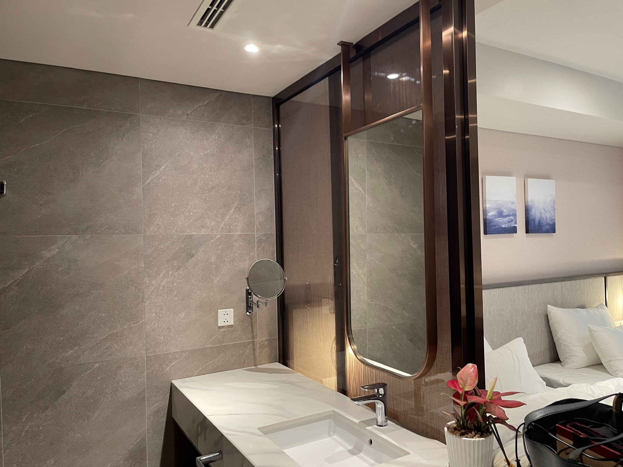 Không gian phòng ngủ hiện đại và ấm cúng tại Khách sạn Route Inn trang bị hệ thống chiếu sáng MotoM